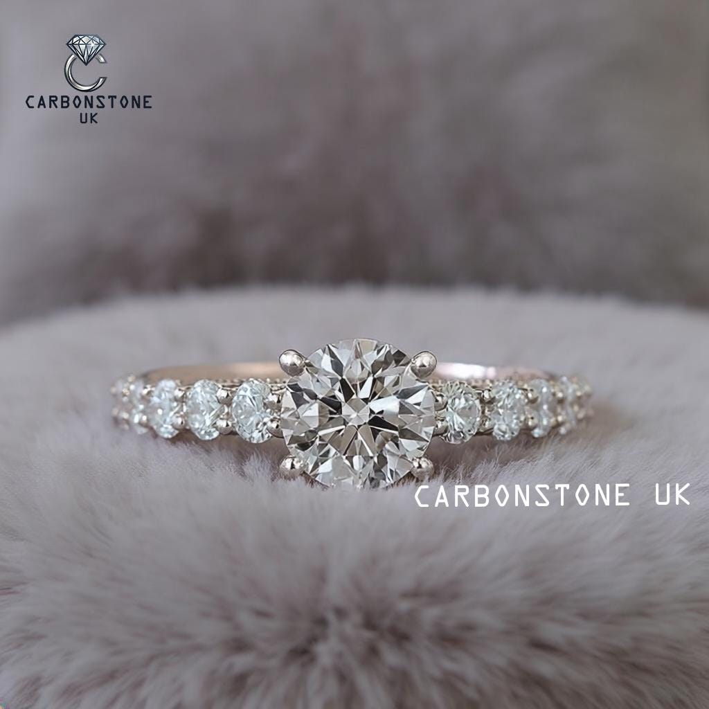 Vintage Round Cut Engagement Ring in Yellow Gold