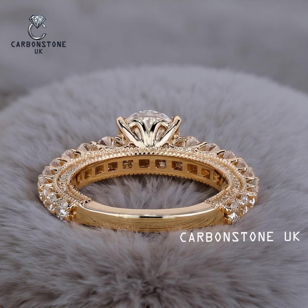 Vintage Round Cut Engagement Ring in Yellow Gold