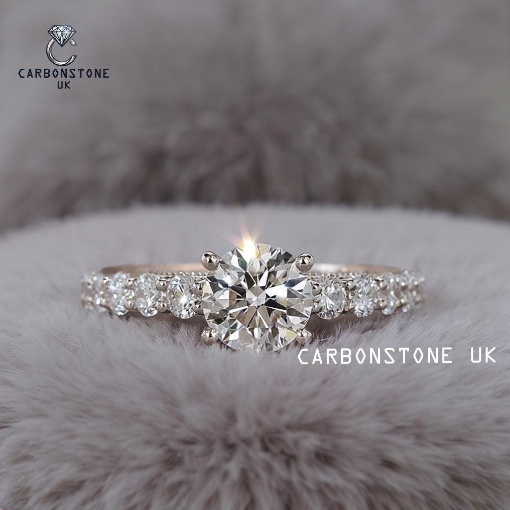 Vintage Round Cut Engagement Ring in Yellow Gold