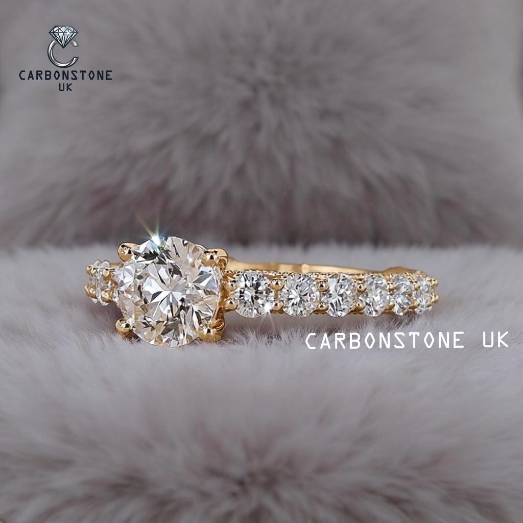 Vintage Round Cut Engagement Ring in Yellow Gold